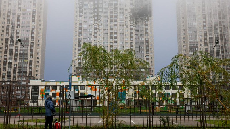 Kerusakan dampak serangan pesawat nirawak Ukraina di wilayah Moskow, Rusia, Minggu (20/9/2026). (REUTERS/Stringer)