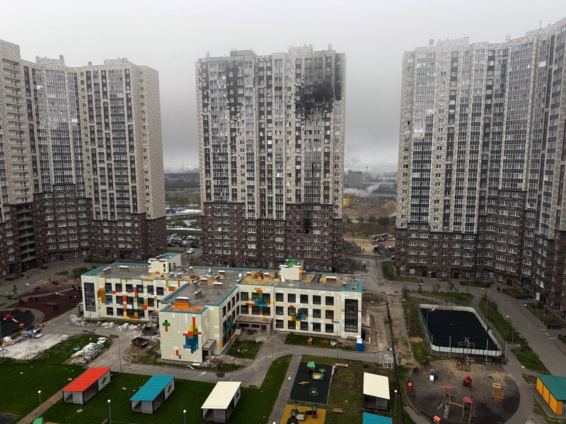 Kerusakan dampak serangan pesawat nirawak Ukraina di wilayah Moskow, Rusia, Minggu (20/9/2026). (REUTERS/Stringer)