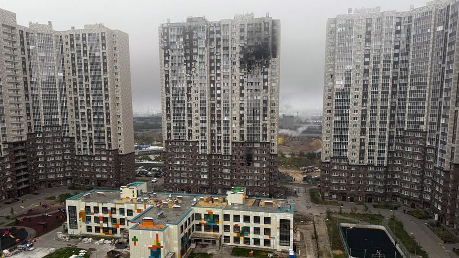Kerusakan dampak serangan pesawat nirawak Ukraina di wilayah Moskow, Rusia, Minggu (20/9/2026). (REUTERS/Stringer)