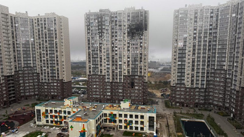 Kerusakan dampak serangan pesawat nirawak Ukraina di wilayah Moskow, Rusia, Minggu (20/9/2026). (REUTERS/Stringer)