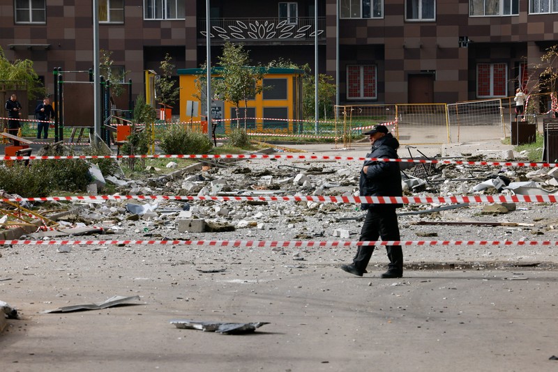 Kerusakan dampak serangan pesawat nirawak Ukraina di wilayah Moskow, Rusia, Minggu (20/9/2026). (REUTERS/Stringer)