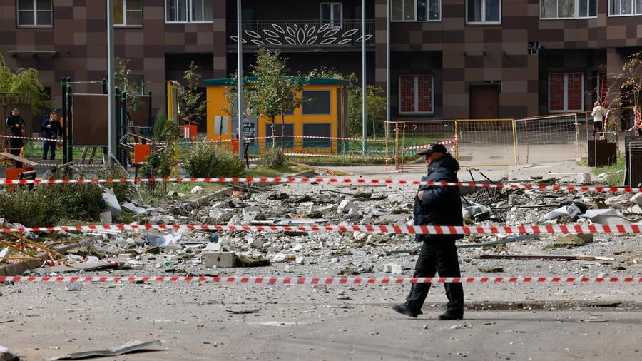Kerusakan dampak serangan pesawat nirawak Ukraina di wilayah Moskow, Rusia, Minggu (20/9/2026). (REUTERS/Stringer)