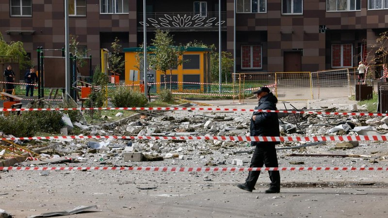Kerusakan dampak serangan pesawat nirawak Ukraina di wilayah Moskow, Rusia, Minggu (20/9/2026). (REUTERS/Stringer)