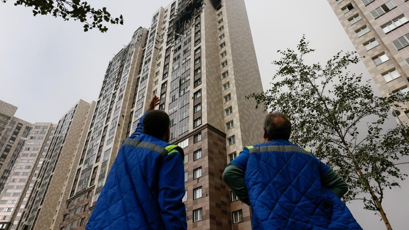 Kerusakan dampak serangan pesawat nirawak Ukraina di wilayah Moskow, Rusia, Minggu (20/9/2026). (REUTERS/Stringer)