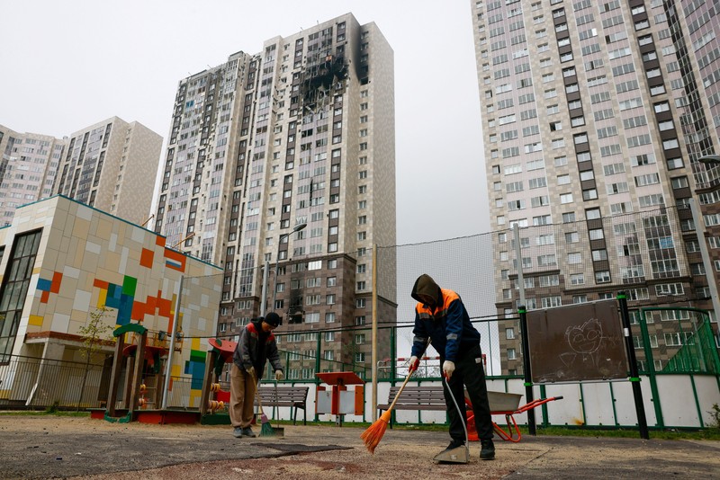 Kerusakan dampak serangan pesawat nirawak Ukraina di wilayah Moskow, Rusia, Minggu (20/9/2026). (REUTERS/Stringer)
