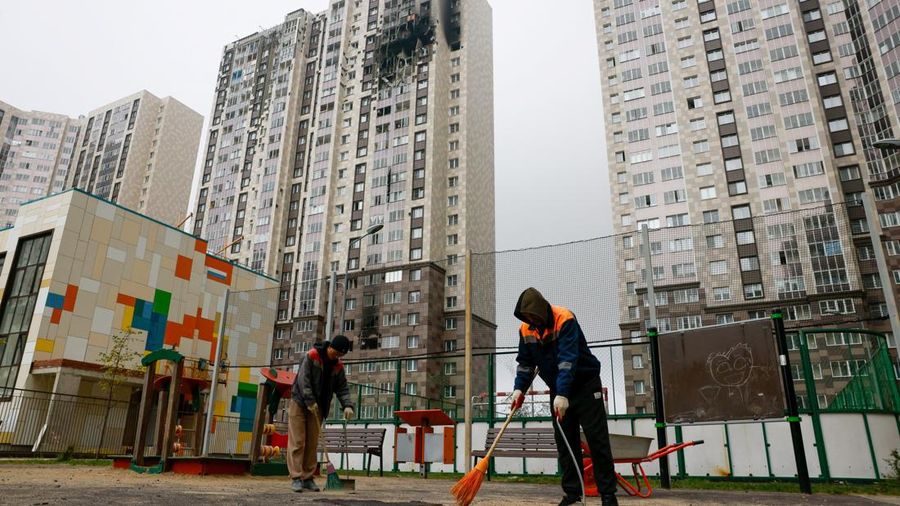 Kerusakan dampak serangan pesawat nirawak Ukraina di wilayah Moskow, Rusia, Minggu (20/9/2026). (REUTERS/Stringer)
