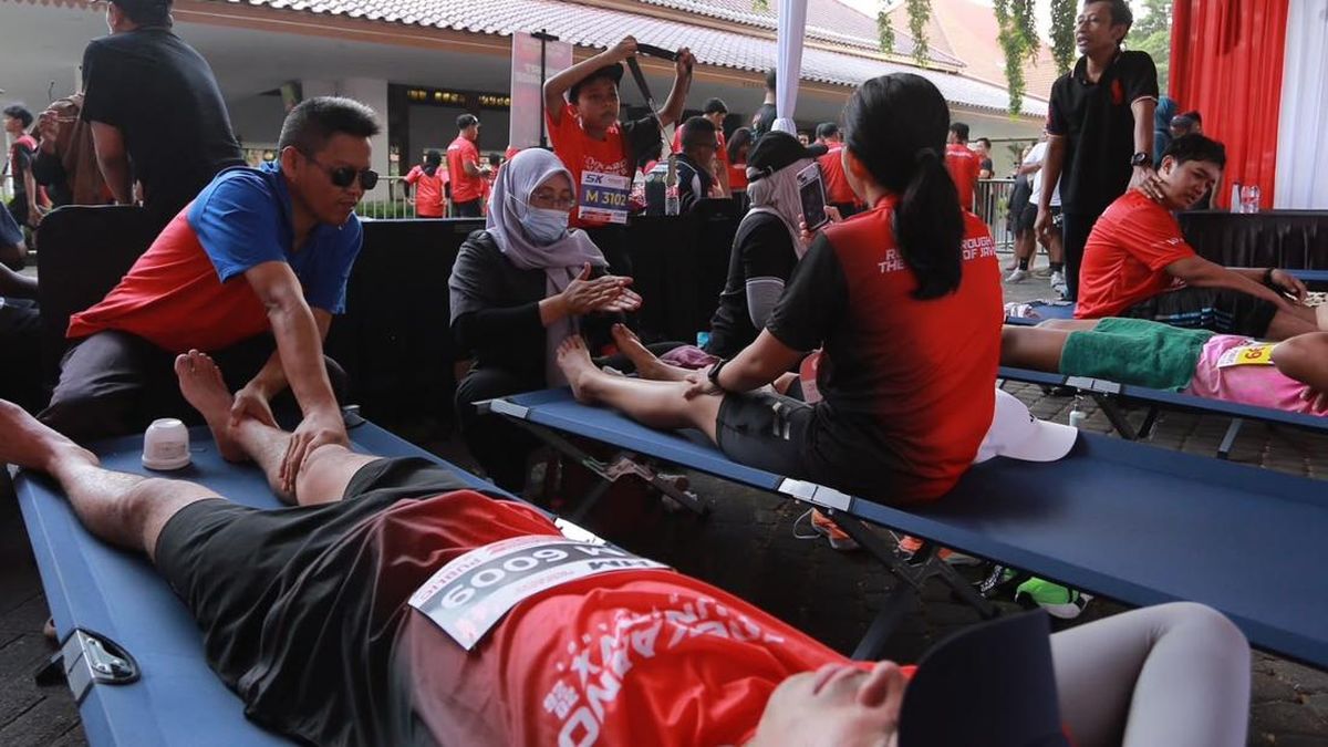 Pelari Soekarno Run Nikmati Layanan Pijat dari Terapis Disabilitas Netra