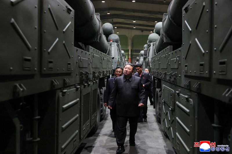 Pemimpin Korea Utara Kim Jong Un memberikan arahan terkait proyek-proyek di sektor industri pertahanan Korea Utara, Sabtu (19/9/2026). (KCNA via REUTERS)