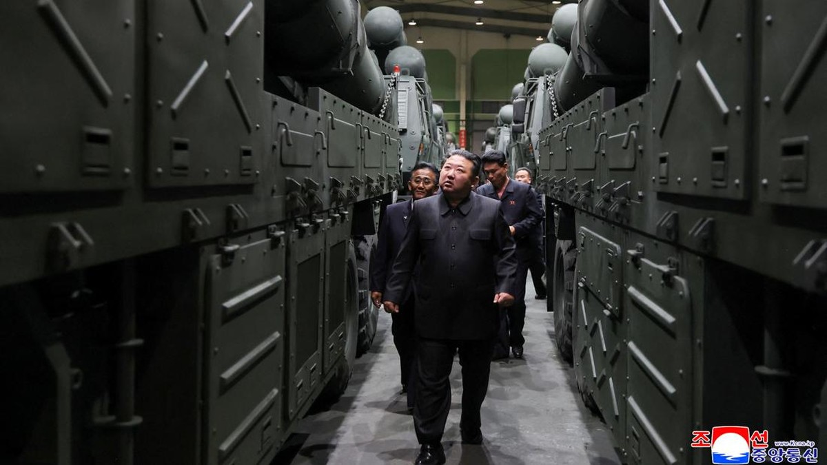 Potret Kim Jong Un Sidak Pabrik Senjata Korut: Genjot Drone-Pakai AI