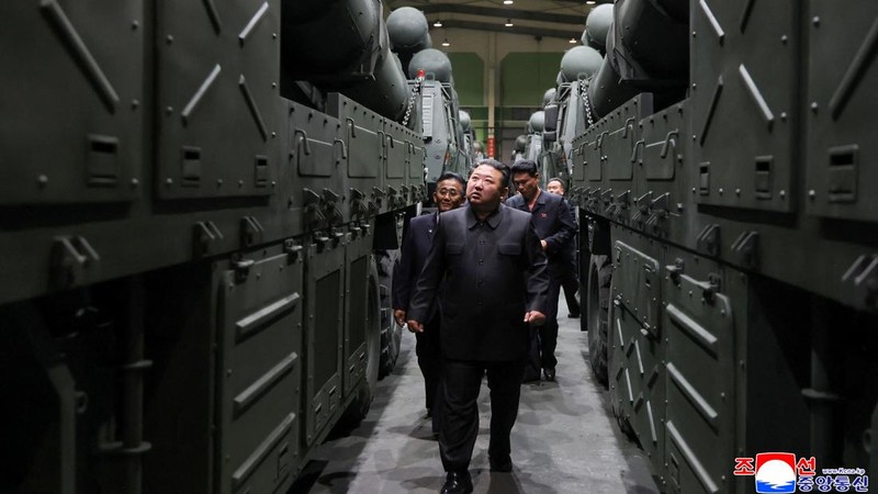 Pemimpin Korea Utara Kim Jong Un memberikan arahan terkait proyek-proyek di sektor industri pertahanan Korea Utara, Sabtu (19/9/2026). (KCNA via REUTERS)