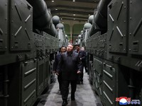 Potret Kim Jong Un Sidak Pabrik Senjata Korut: Genjot Drone-Pakai AI