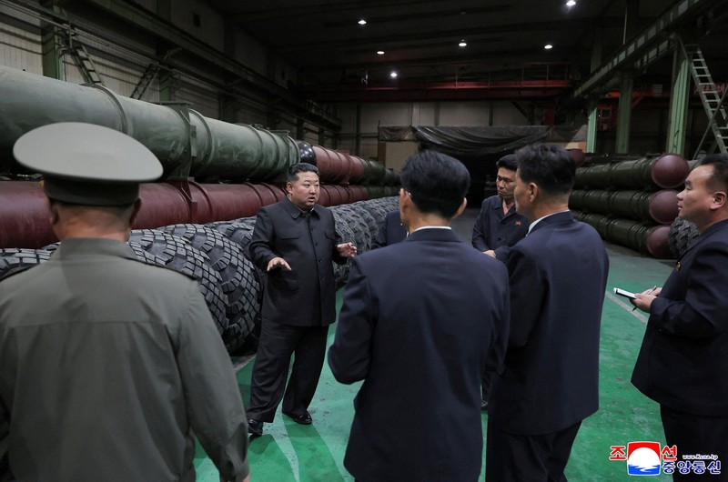 Pemimpin Korea Utara Kim Jong Un memberikan arahan terkait proyek-proyek di sektor industri pertahanan Korea Utara, Sabtu (19/9/2026). (KCNA via REUTERS)