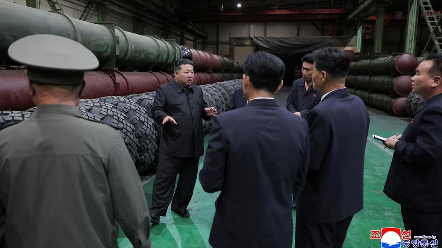 Pemimpin Korea Utara Kim Jong Un memberikan arahan terkait proyek-proyek di sektor industri pertahanan Korea Utara, Sabtu (19/9/2026). (KCNA via REUTERS)