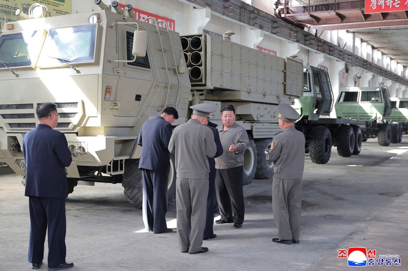 Pemimpin Korea Utara Kim Jong Un memberikan arahan terkait proyek-proyek di sektor industri pertahanan Korea Utara, Sabtu (19/9/2026). (KCNA via REUTERS)