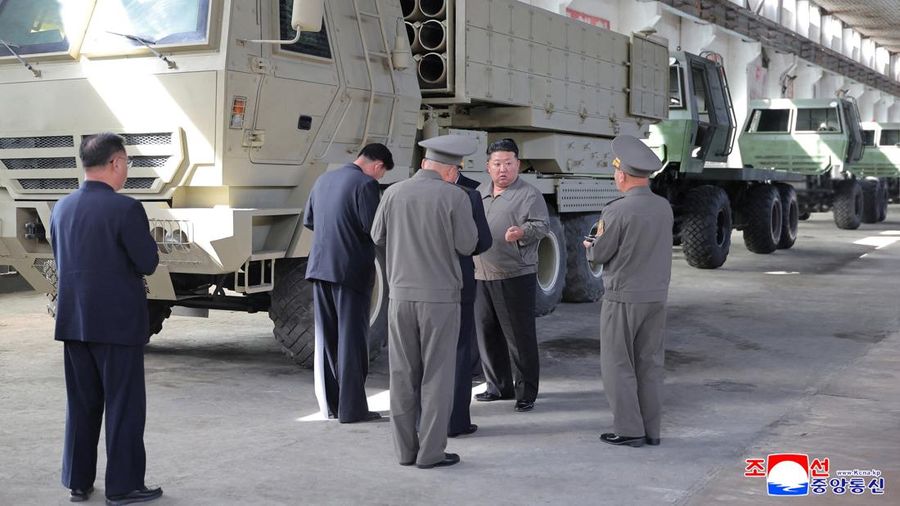 Pemimpin Korea Utara Kim Jong Un memberikan arahan terkait proyek-proyek di sektor industri pertahanan Korea Utara, Sabtu (19/9/2026). (KCNA via REUTERS)