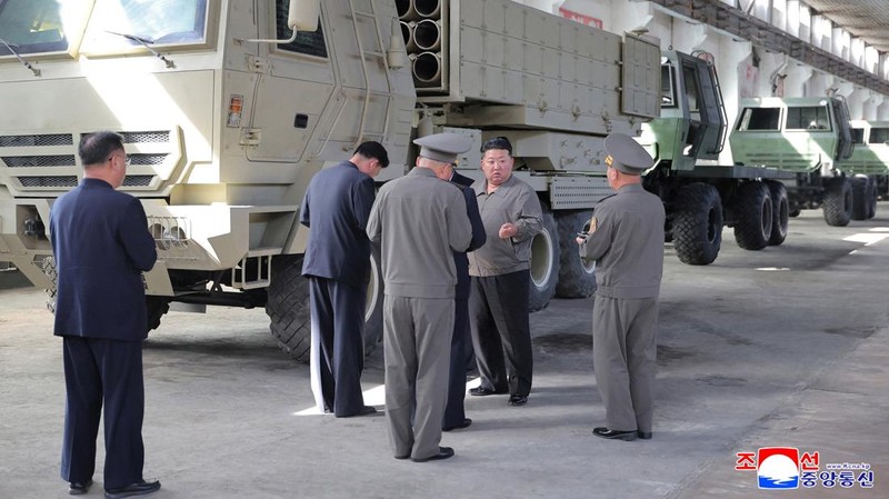 Pemimpin Korea Utara Kim Jong Un memberikan arahan terkait proyek-proyek di sektor industri pertahanan Korea Utara, Sabtu (19/9/2026). (KCNA via REUTERS)