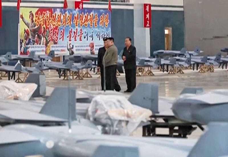 Pemimpin Korea Utara Kim Jong Un memberikan arahan terkait proyek-proyek di sektor industri pertahanan Korea Utara, Sabtu (19/9/2026). (KCNA via REUTERS)
