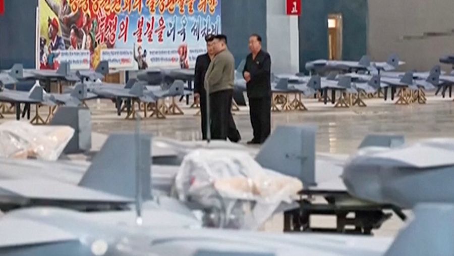 Pemimpin Korea Utara Kim Jong Un memberikan arahan terkait proyek-proyek di sektor industri pertahanan Korea Utara, Sabtu (19/9/2026). (Tangkapan Layar Video/REUTERS)