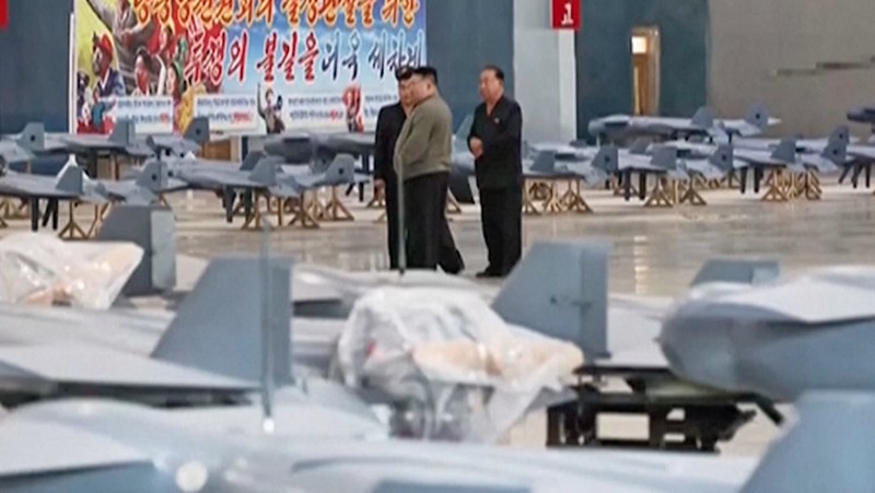 Pemimpin Korea Utara Kim Jong Un memberikan arahan terkait proyek-proyek di sektor industri pertahanan Korea Utara, Sabtu (19/9/2026). (Tangkapan Layar Video/REUTERS)