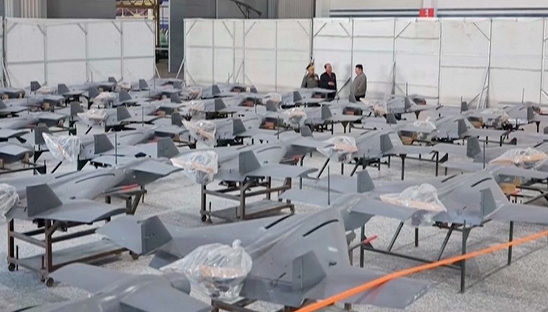 Pemimpin Korea Utara Kim Jong Un memberikan arahan terkait proyek-proyek di sektor industri pertahanan Korea Utara, Sabtu (19/9/2026). (KCNA via REUTERS)