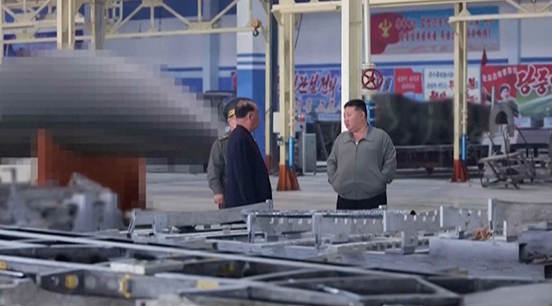 Pemimpin Korea Utara Kim Jong Un memberikan arahan terkait proyek-proyek di sektor industri pertahanan Korea Utara, Sabtu (19/9/2026). (KCNA via REUTERS)