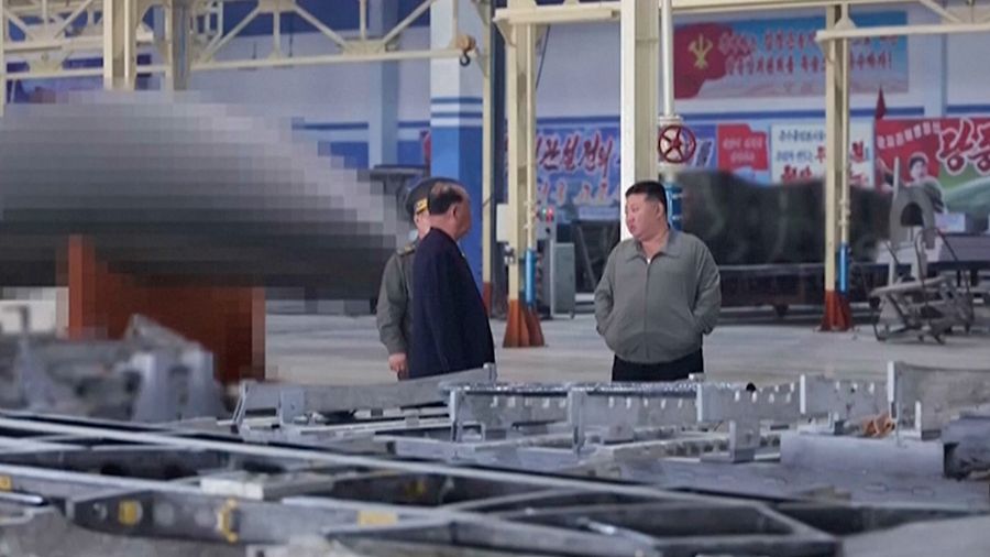 Pemimpin Korea Utara Kim Jong Un memberikan arahan terkait proyek-proyek di sektor industri pertahanan Korea Utara, Sabtu (19/9/2026). (Tangkapan Layar Video/REUTERS)
