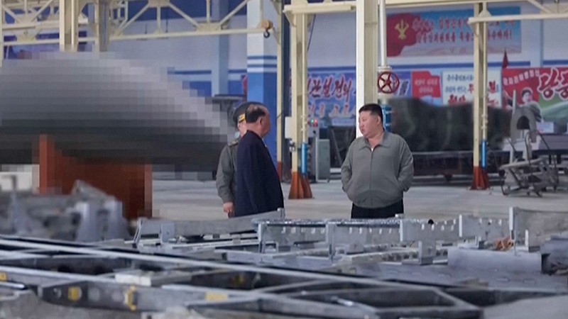 Pemimpin Korea Utara Kim Jong Un memberikan arahan terkait proyek-proyek di sektor industri pertahanan Korea Utara, Sabtu (19/9/2026). (Tangkapan Layar Video/REUTERS)