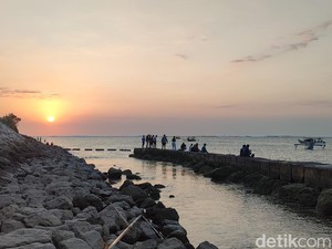 Menikmati Akhir Pekan di Pantai Sekeh Dekat Bandara Ngurah Rai