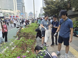Aksi Warga dan Mahasiswa Bersih-bersih di CFD Bundaran HI, Banyak Puntung Rokok
