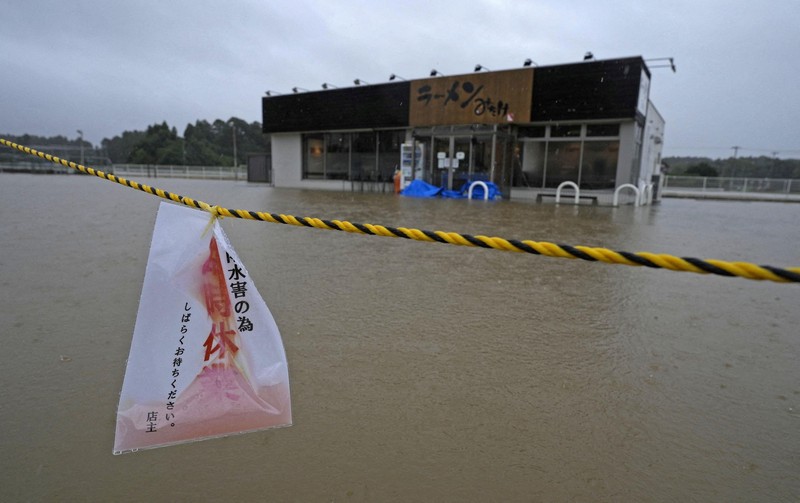 Area di sekitar restoran ramen tergenang banjir akibat hujan deras saat Topan Dujuan mendekat, di Oamishirasato, Prefektur Chiba, Jepang, Senin (21/9/2026). (Kyodo/via REUTERS)