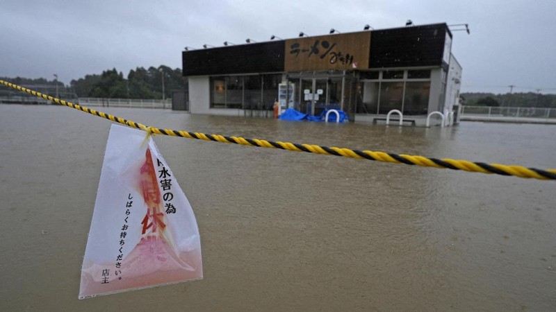 Area di sekitar restoran ramen tergenang banjir akibat hujan deras saat Topan Dujuan mendekat, di Oamishirasato, Prefektur Chiba, Jepang, Senin (21/9/2026). (Kyodo/via REUTERS)