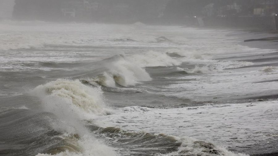 Gelombang besar menghantam pantai saat Topan Dujuan mendekat, di Kamakura, Prefektur Kanagawa, Jepang, Senin (21/9/2026). (Kyodo/via REUTERS)