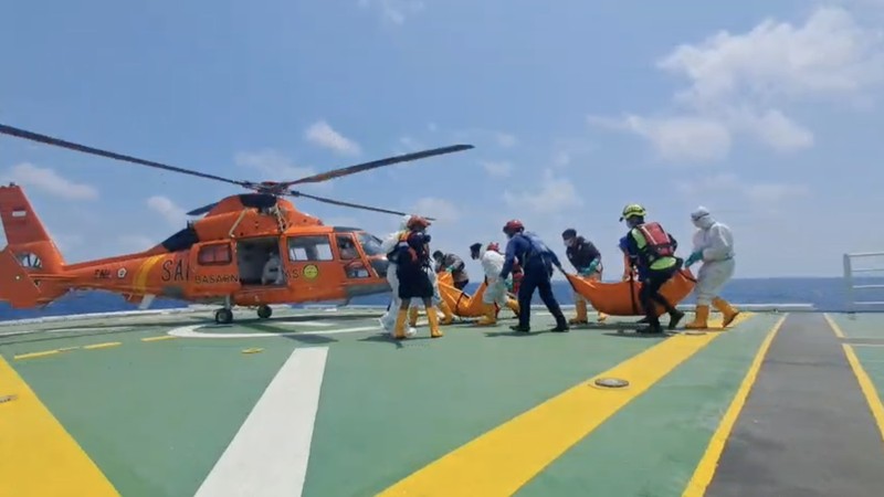 Helikopter HR 3601 membawa dua korban kecelakaan KM Virgo Transport 8 yang tenggelam di perairan Laut Jawa, Kalimantan Selatan, Senin (21/9/2026) menuju Bandara Banjarmasin.