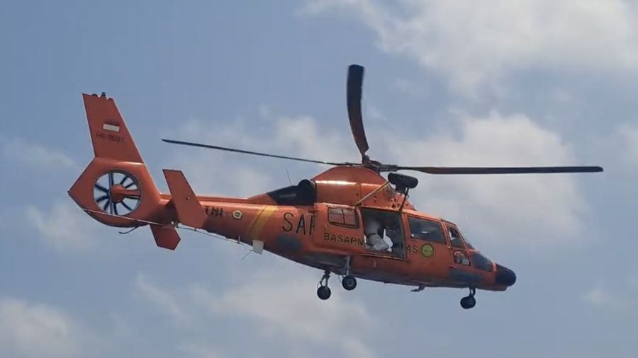 Helikopter HR 3601 membawa dua korban kecelakaan KM Virgo Transport 8 yang tenggelam di perairan Laut Jawa, Kalimantan Selatan, Senin (21/9/2026) menuju Bandara Banjarmasin.