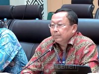 Ketua Asosiasi Industri Sepeda Motor Listrik Indonesia (Aismoli) Budi Setiyadi dalam rapat kerja dengan Komisi VII DPR RI, Senin (21/9/2026). (TVR Parlemen)