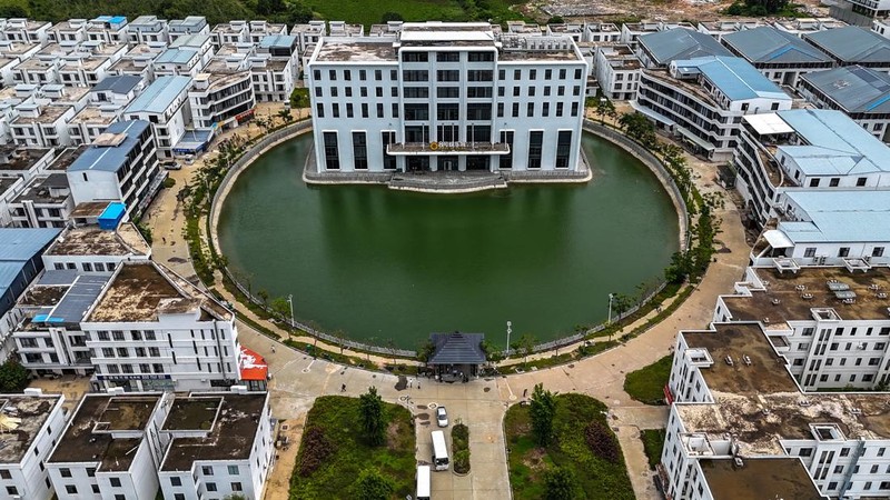 Lokasi Legend Innovation Co., Ltd., juga dikenal sebagai Meun Chey Commercial City atau Legend Park, yang terkait dengan operasi penipuan daring dan pelanggaran kerja paksa, di desa Tbong Wat, komune Krabao, distrik Komchay Mea, provinsi Prey Veng, Kamboja, Senin (21/9/2026). (REUTERS/Soveit Yarn)