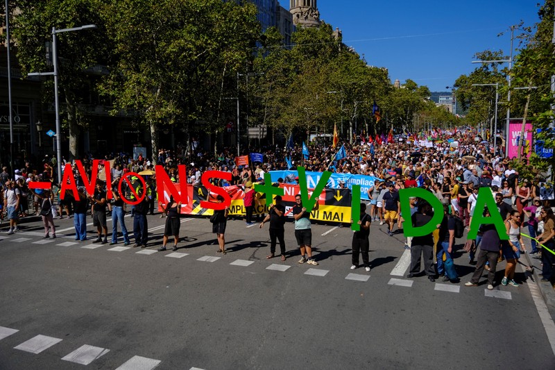 Seorang pengunjuk rasa membawa struktur berbentuk burung bangau saat warga berpartisipasi dalam protes menentang rencana perluasan Bandara Josep Tarradellas Barcelona-El Prat di Barcelona, ​​Spanyol, pada 20 September 2026. Pihak yang menentang proyek tersebut menyatakan bahwa perluasan itu akan merusak dua kawasan alam yang dilindungi, meningkatkan emisi gas rumah kaca, serta memicu pertumbuhan lebih lanjut di sektor pariwisata. (REUTERS/Nacho Doce)