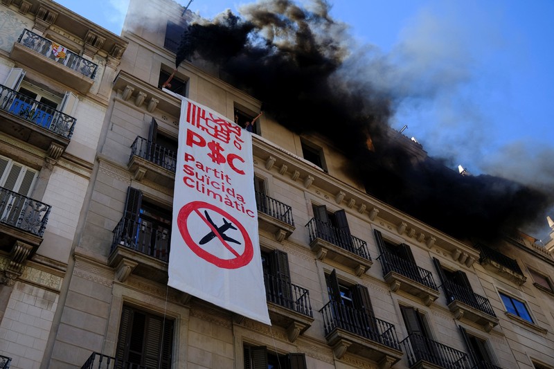 Seorang pengunjuk rasa membawa struktur berbentuk burung bangau saat warga berpartisipasi dalam protes menentang rencana perluasan Bandara Josep Tarradellas Barcelona-El Prat di Barcelona, ​​Spanyol, pada 20 September 2026. Pihak yang menentang proyek tersebut menyatakan bahwa perluasan itu akan merusak dua kawasan alam yang dilindungi, meningkatkan emisi gas rumah kaca, serta memicu pertumbuhan lebih lanjut di sektor pariwisata. (REUTERS/Nacho Doce)