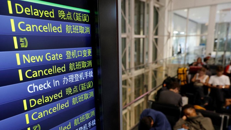 Para penumpang beristirahat di Bandara Haneda karena banyak penerbangan tertunda dan dibatalkan akibat Topan Dujuan, di Tokyo, Jepang, Senin (21/9/2026). (REUTERS/Kim Kyung-Hoon)