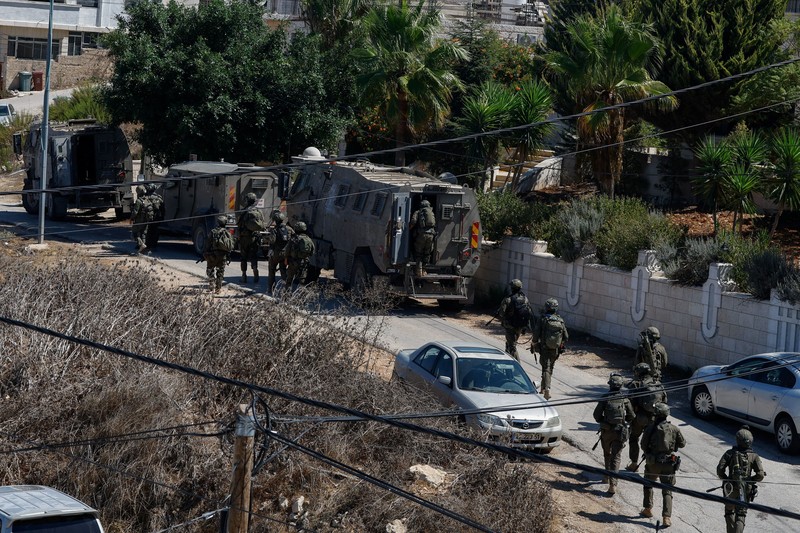 Pasukan Israel ikut serta dalam serangan di kota Biddu, Tepi Barat, Senin (21/9/2026). (REUTERS/Mohamad Torokman)