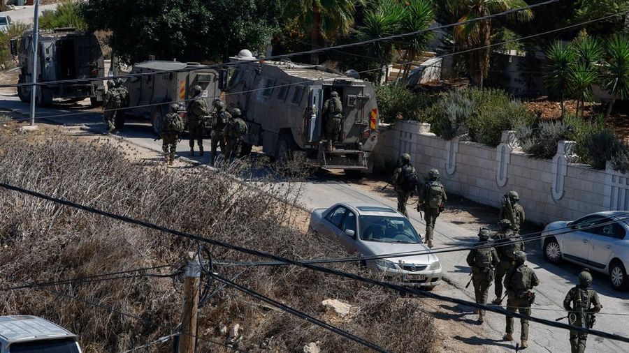 Pasukan Israel ikut serta dalam serangan di kota Biddu, Tepi Barat, Senin (21/9/2026). (REUTERS/Mohamad Torokman)
