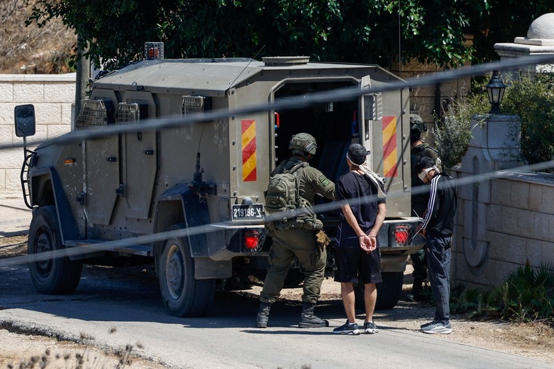 Pasukan Israel ikut serta dalam serangan di kota Biddu, Tepi Barat, Senin (21/9/2026). (REUTERS/Mohamad Torokman)