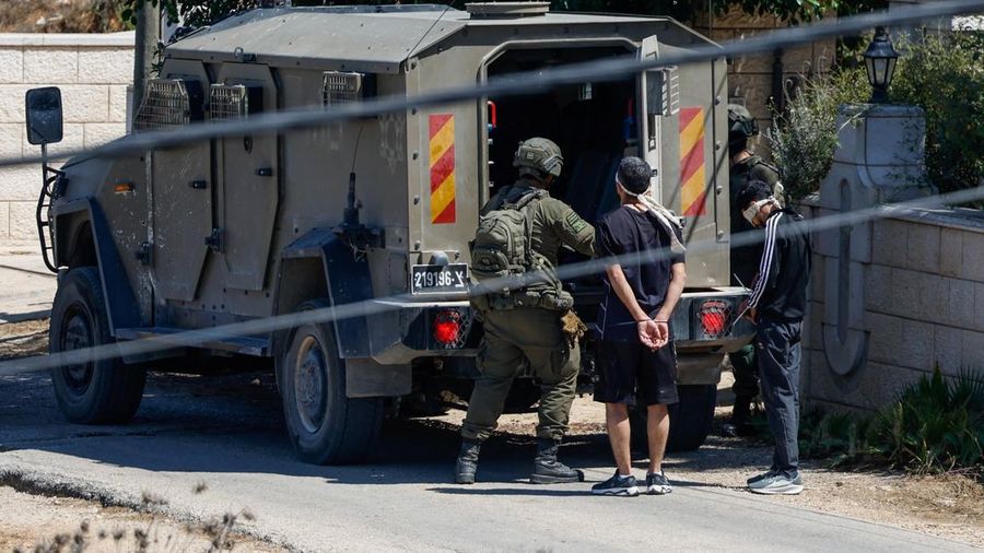 Pasukan Israel ikut serta dalam serangan di kota Biddu, Tepi Barat, Senin (21/9/2026). (REUTERS/Mohamad Torokman)