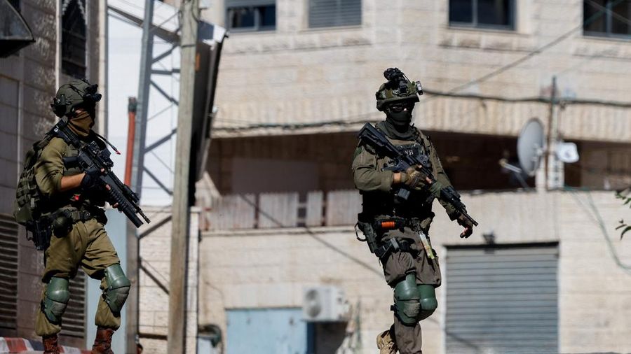Pasukan Israel ikut serta dalam serangan di kota Biddu, Tepi Barat, Senin (21/9/2026). (REUTERS/Mohamad Torokman)