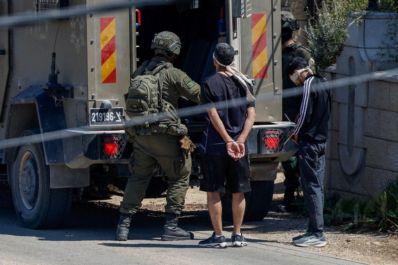 Pasukan Israel ikut serta dalam serangan di kota Biddu, Tepi Barat, Senin (21/9/2026). (REUTERS/Mohamad Torokman)