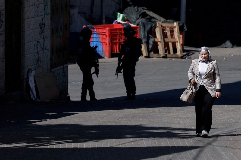 Pasukan Israel ikut serta dalam serangan di kota Biddu, Tepi Barat, Senin (21/9/2026). (REUTERS/Mohamad Torokman)