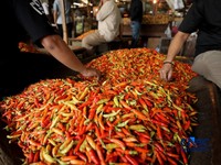 Pedagang cabai menunggu pembeli di Pasar Kramat Jati, Jakarta, Senin (21/8/2026). (CNBC Indonesia/Tri Susilo)