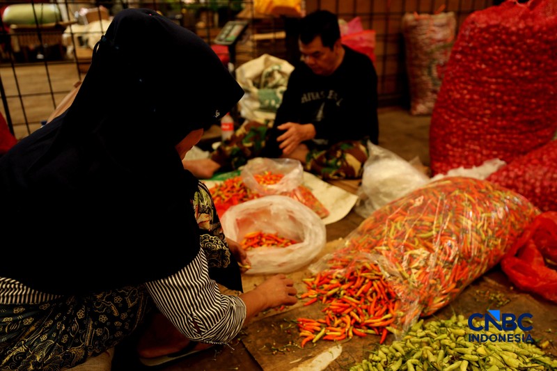 Pedagang cabai menunggu pembeli di Pasar Kramat Jati, Jakarta, Senin (21/8/2026). (CNBC Indonesia/Tri Susilo)