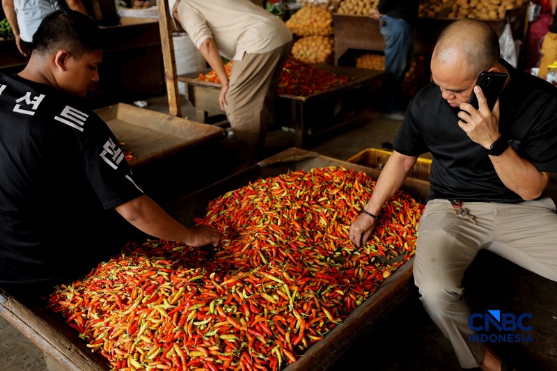 Pedagang cabai menunggu pembeli di Pasar Kramat Jati, Jakarta, Senin (21/8/2026). (CNBC Indonesia/Tri Susilo)