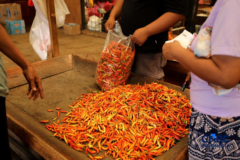 Pedagang cabai menunggu pembeli di Pasar Kramat Jati, Jakarta, Senin (21/8/2026). (CNBC Indonesia/Tri Susilo)